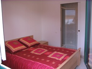 3 chambres, fer et planche à repasser