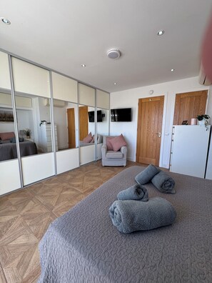 4 bedrooms, in-room safe, iron/ironing board, travel cot