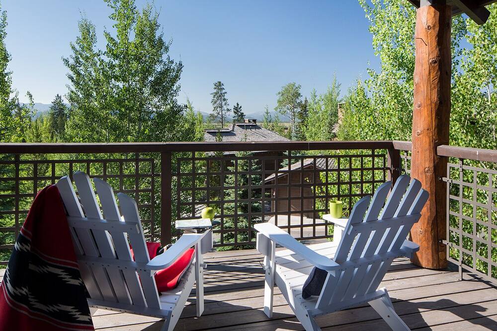 Slope-side Granite Ridge luxury lodge with ample space for all