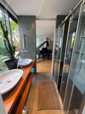 シャワー付き浴槽、ヘアドライヤー、タオル、石鹸