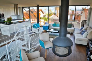 Smart-tv, een open haard, een dvd-speler en boeken