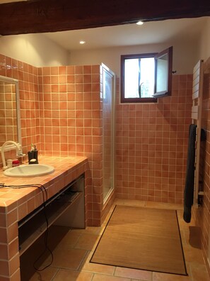 Badewanne, Haartrockner, Handtücher