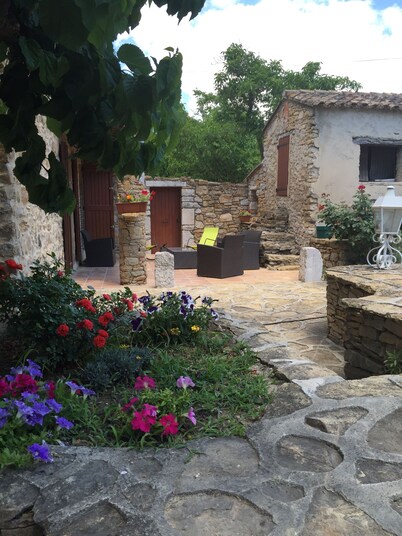 Provencal mas-style stone house with swimming pool sleeps 6