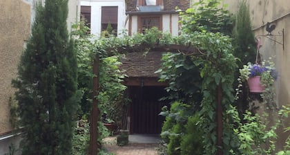 Le  Bacchus. Propriété au coeur du centre ville historique d'Auxerre (maison)