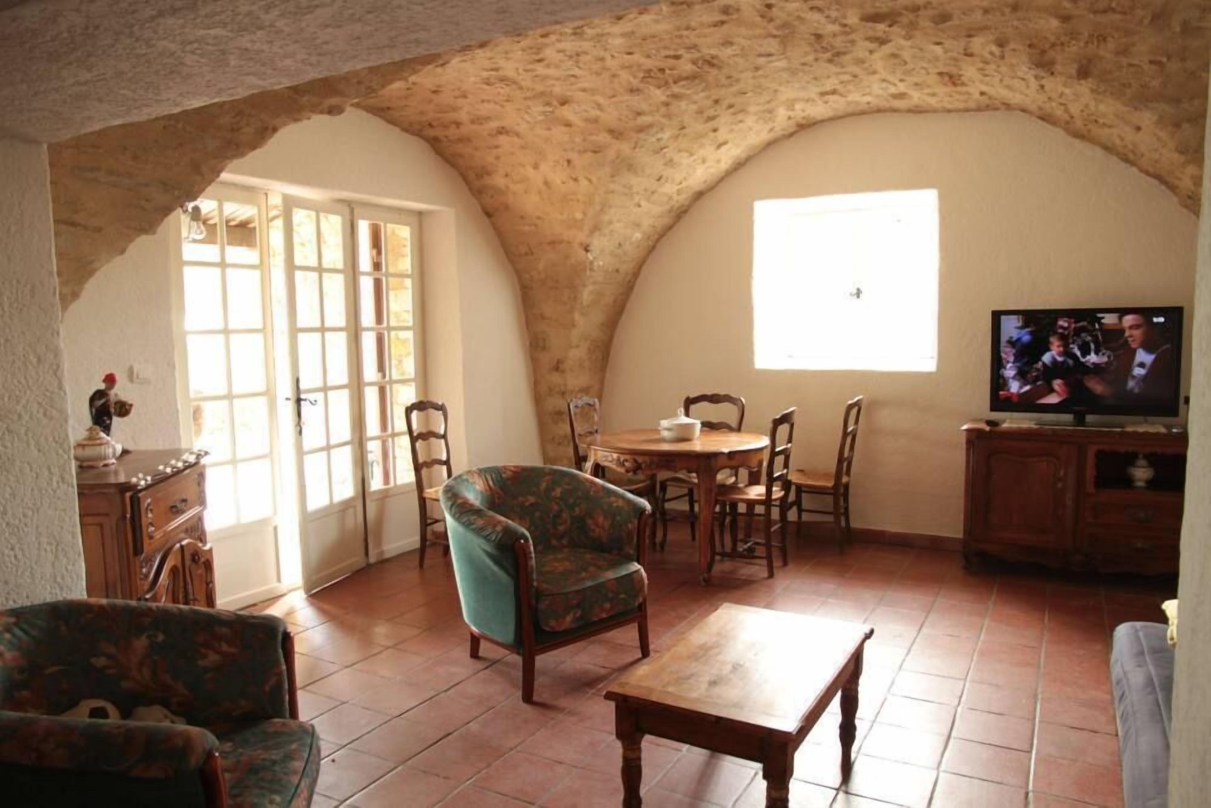 Fernseher, Kamin, Stereoanlage