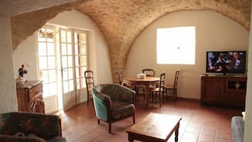 Fernseher, Kamin, Stereoanlage