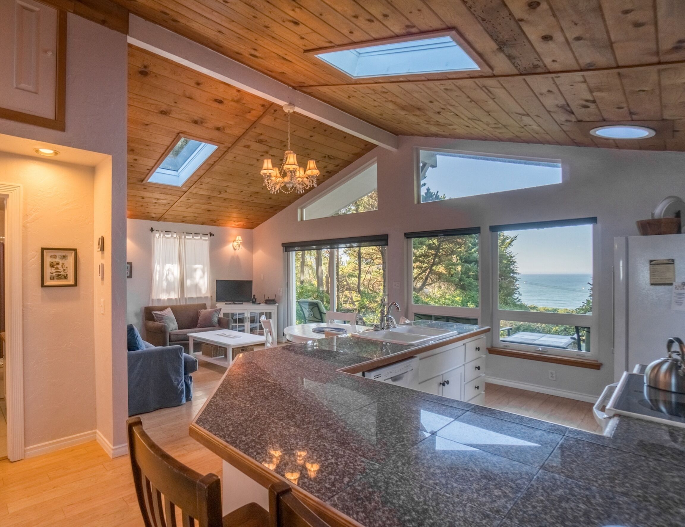Beautiful Ocean View Cottage at Beverly Beach