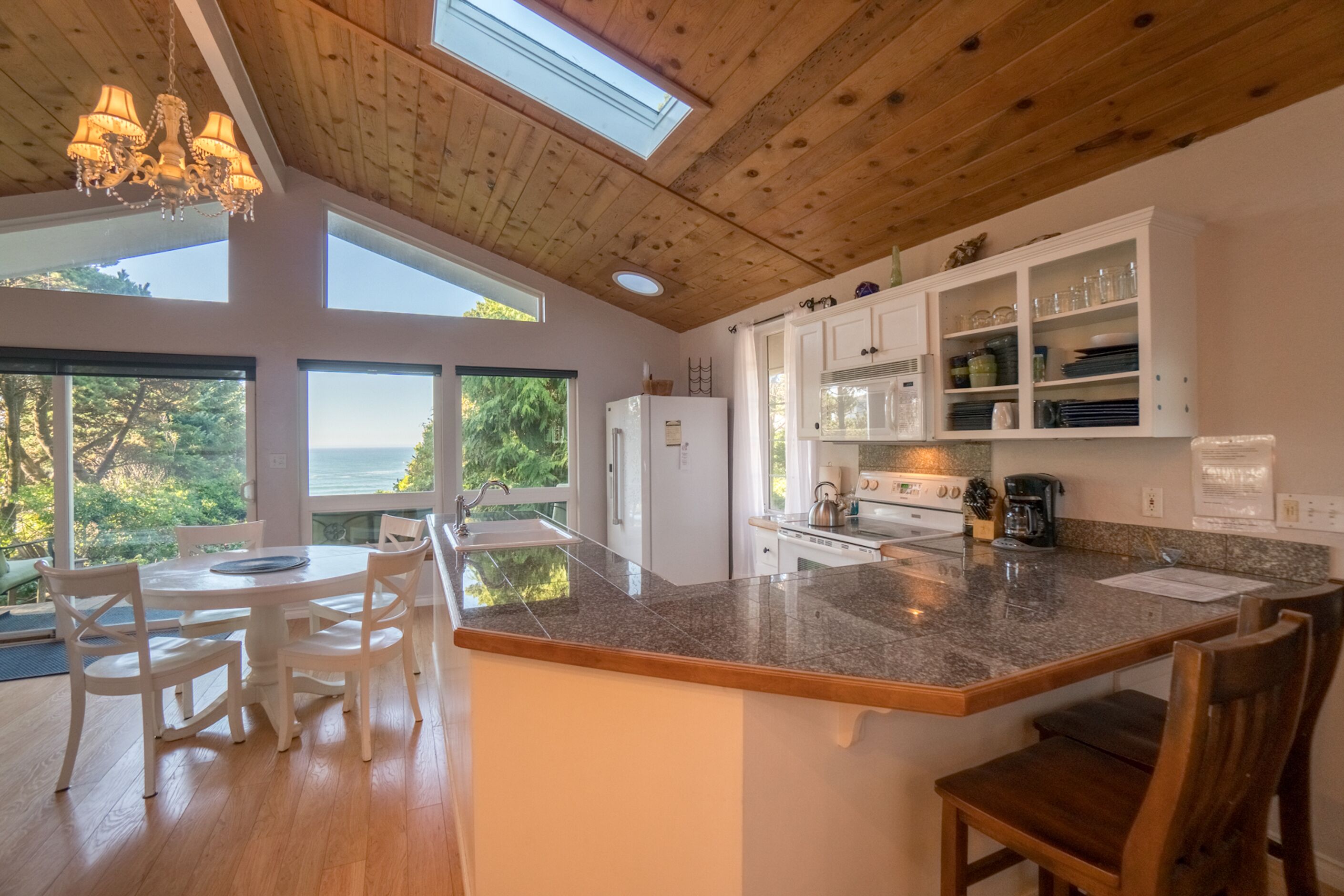 Beautiful Ocean View Cottage at Beverly Beach