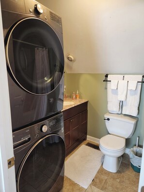 Combined shower/bathtub, hair dryer, towels, soap - Cozy, Fully Furnished Mountain Retreat – Perfect for Nature Lovers! (Pisgah Forest)