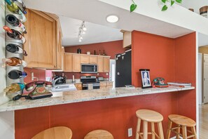 Réfrigérateur, four à micro-ondes, un four, surface de cuisson