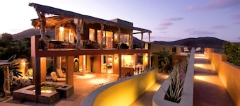 Modernes mexikanisches Haus mit Panaramablick auf das Meer