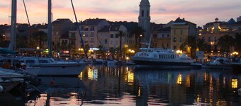 Large garden, 3 minutes from the beach, residential area of ​​Sanary