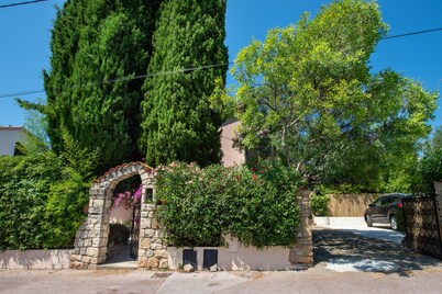 Large garden, 3 minutes from the beach, residential area of ​​Sanary