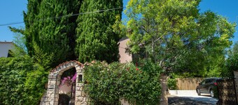Large garden, 3 minutes from the beach, residential area of Sanary