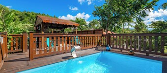 Sjarmerende villa i et rolig område med boblebad og tropisk hage, uten vis