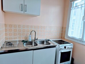 KĂŒhlschrank, Mikrowelle, Ofen, Herdplatte
