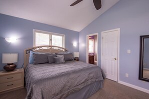 5 bedrooms, iron/ironing board, WiFi, bed sheets - LUXURY GETAWAY! ARCADE, POOL TBL, PING PONG, HOT TUB, DECK! ACCESS TO POOLS! (Waukee)