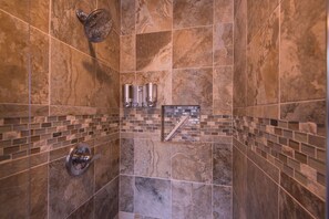 Ensemble baignoire-douche, séchoir à cheveux, serviettes fournies, savon