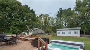 Outdoor dining - LUXURY GETAWAY! ARCADE, POOL TBL, PING PONG, HOT TUB, DECK! ACCESS TO POOLS! (Waukee)