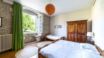 9 camere, una scrivania, ferro/asse da stiro, accesso a Internet