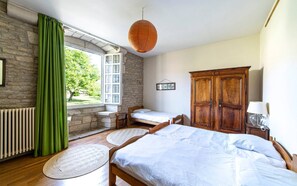 9 bedrooms, desk, iron/ironing board, internet