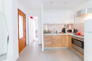 Een koelkast, een microgolfoven, een oven, een kookplaat