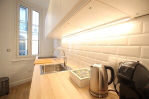 Frigorifero, microonde, forno, piano cottura