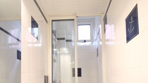 Ein Badezimmer mit Waschbecken, Toilette und einer Duschkabine.