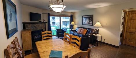 Fernseher, Kamin, DVD-Player