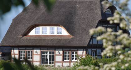 RĂŒgen-Cottage bis zu 8 Personen, Sauna,Kamin,Strandkorb,Grill,Garten,Parkplatz