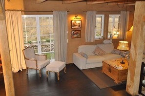 Televisie, een open haard, een tafeltennistafel en boeken