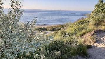 Nær stranden og solsenger