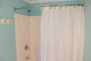 Ensemble douche/baignoire, serviettes fournies, papier toilette