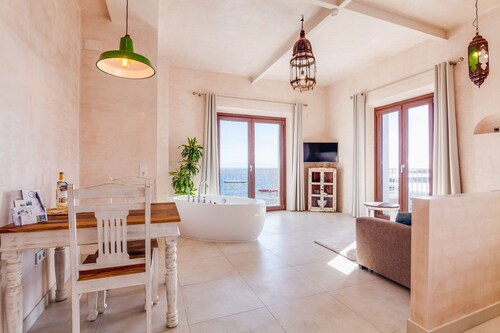 STUDIO SUPÉRIEUR AVEC VUE SUR LA MER