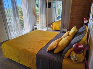 1 habitación, tabla de planchar con plancha y cuna de viaje 