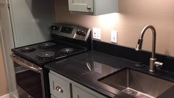 雪櫃、微波爐、焗爐、爐具