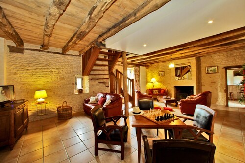 Villa with heated swimming pool in Dordogne near Lascaux cave and Sarlat