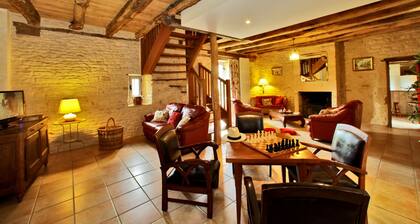 Villa with heated swimming pool in Dordogne near Lascaux cave and Sarlat