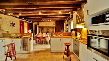 Een koelkast, een microgolfoven, een oven, een vaatwasser