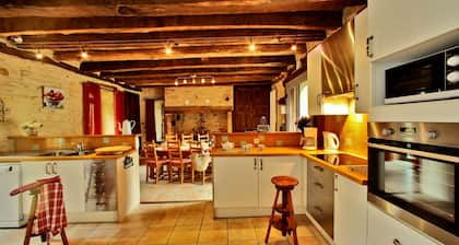 Villa with heated swimming pool in Dordogne near Lascaux cave and Sarlat