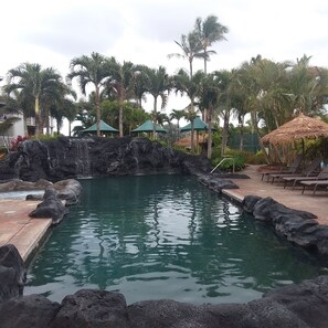 Een buitenzwembad, een verwarmd zwembad