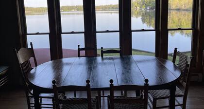 Adirondack kauneus! 110 m Lake Frontage House - Yksityinen ranta; Kajakit, kanootti