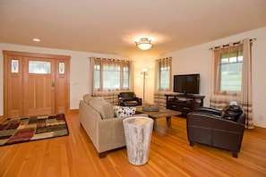 Looking back toward the front door.  The side chairs are now red leather.