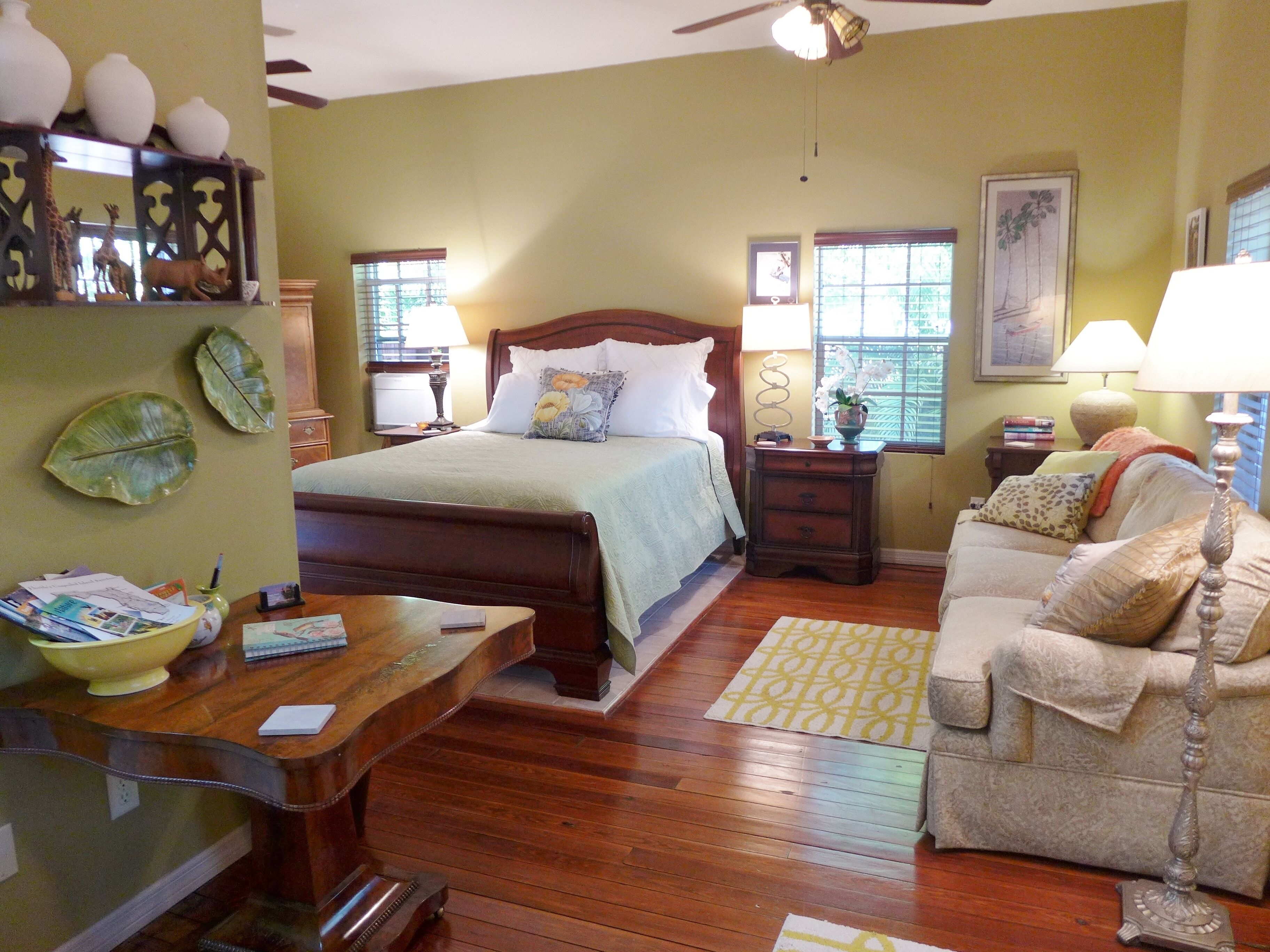 Quiet, private studio apt, screened lanai, covered parking, garden sitting area!