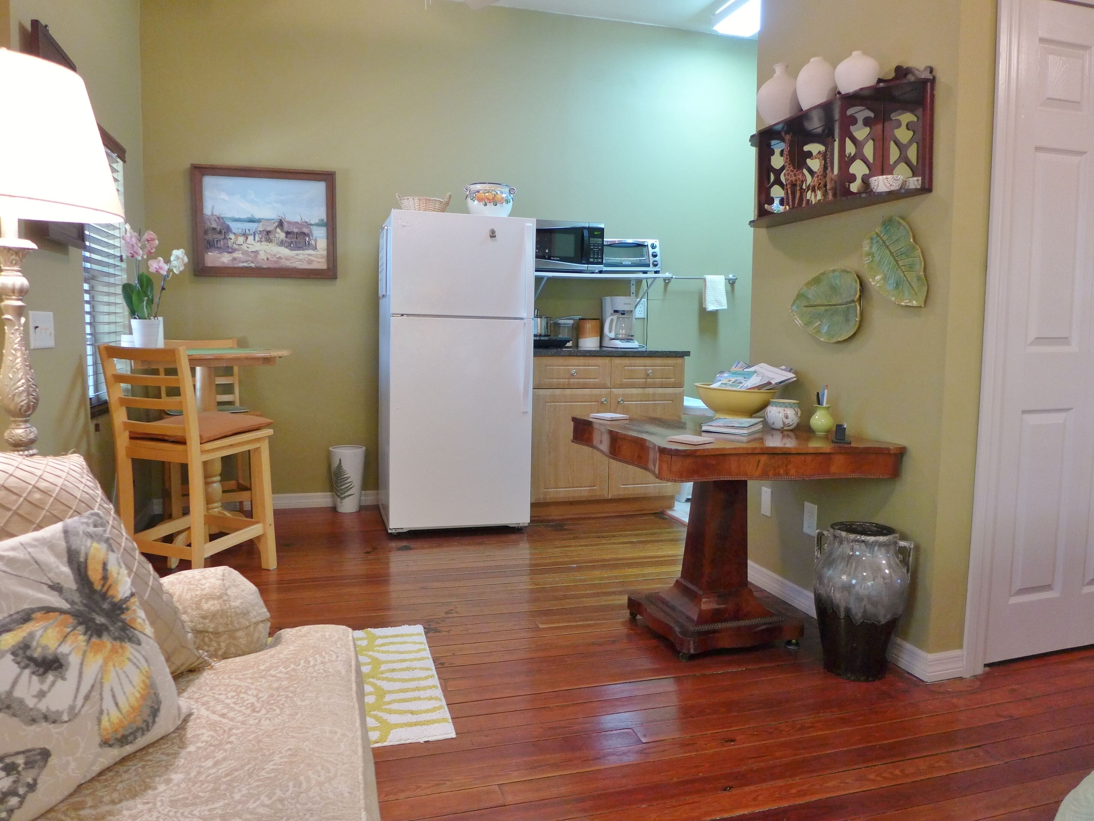 Quiet, private studio apt, screened lanai, covered parking, garden sitting area!