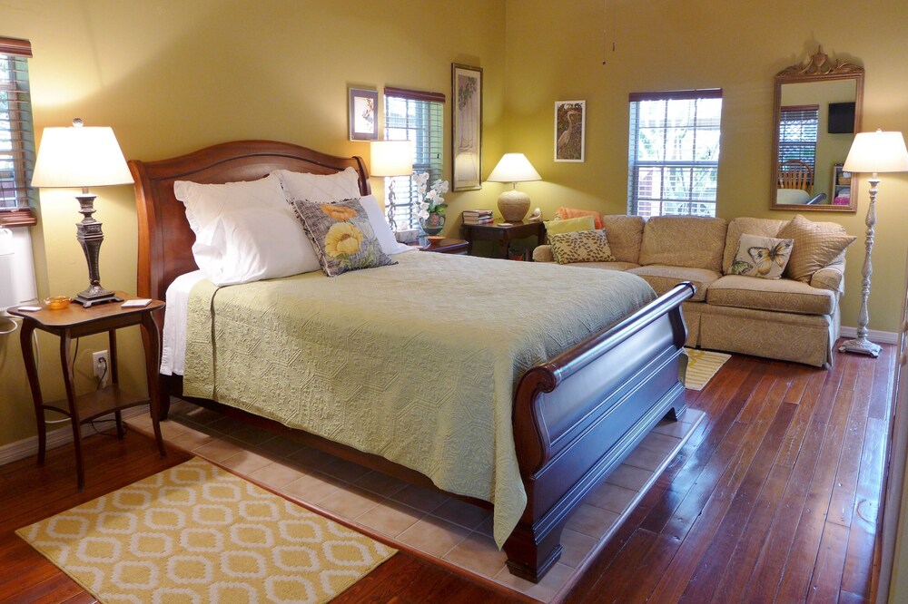 Quiet, private studio apt, screened lanai, covered parking, garden sitting area!