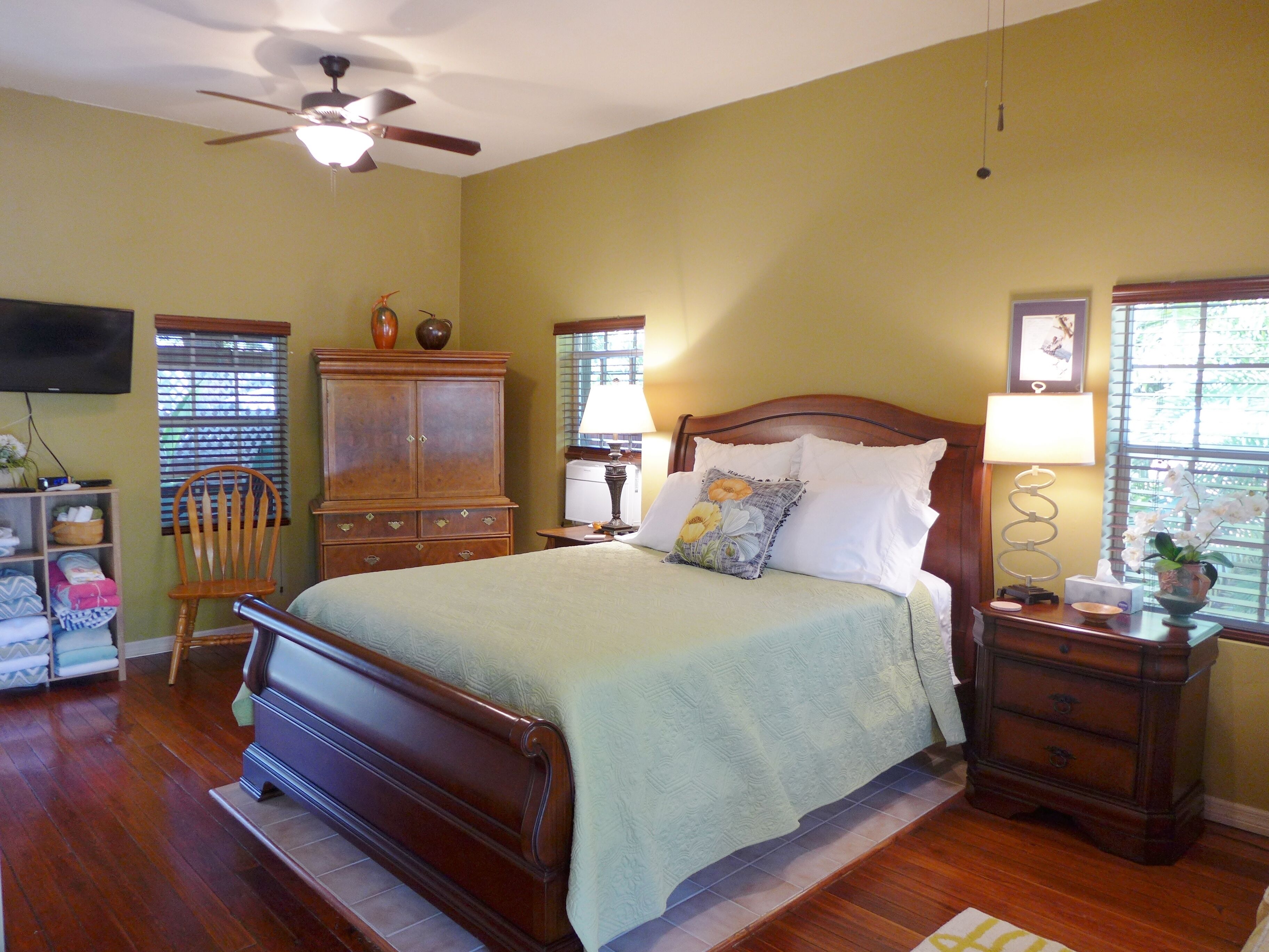 Quiet, private studio apt, screened lanai, covered parking, garden sitting area!