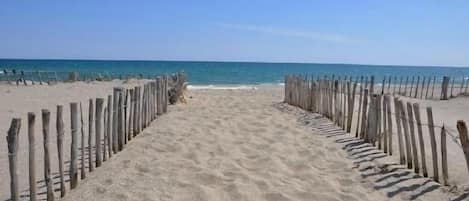 Una spiaggia nelle vicinanze