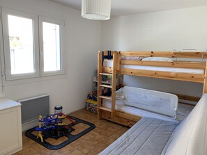 4 bedrooms, iron/ironing board, WiFi