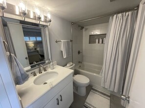 Shower, towels, soap, shampoo - Moonspinner Condos Great Spring and Summer rates (Panama City Beach)